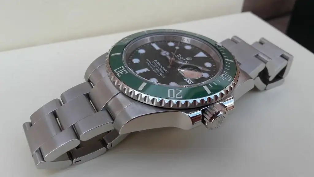 ROLEX-SUBMARINER-LV-HULK-116610-13.webp