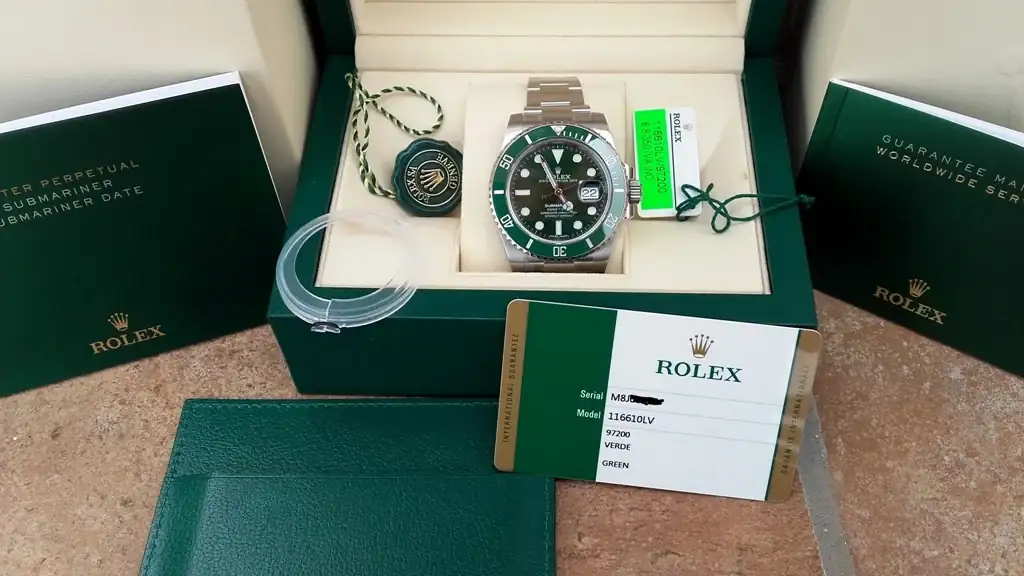 ROLEX-SUBMARINER-LV-HULK-116610-2.webp