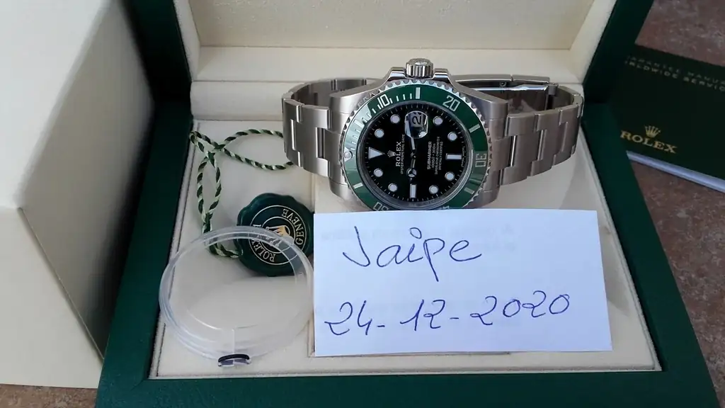 ROLEX-SUBMARINER-LV-HULK-116610-40.webp