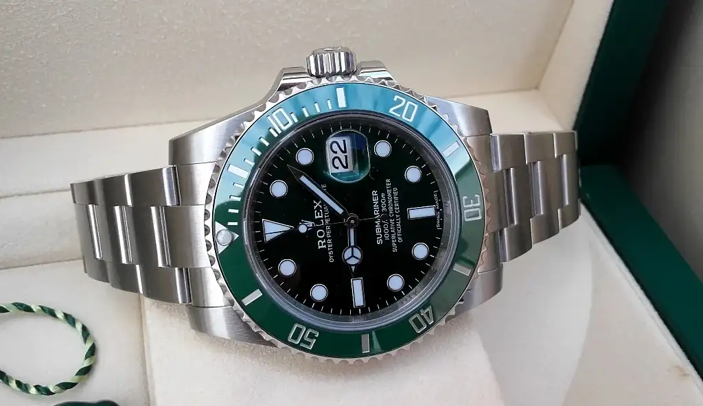 ROLEX-SUBMARINER-LV-HULK-116610-8.webp