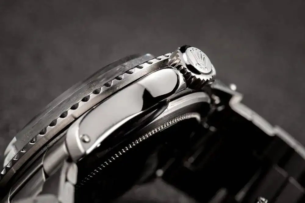 Rolex-Vintage-Red-Submariner-1680-Crown.webp