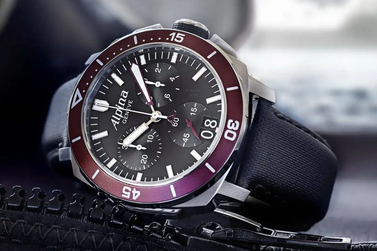 rong%2BDIVER%2B300%2BChronograph%2BBIG%2BDATE%2B01.webp