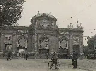 rusos+puerta+de+alcala.webp
