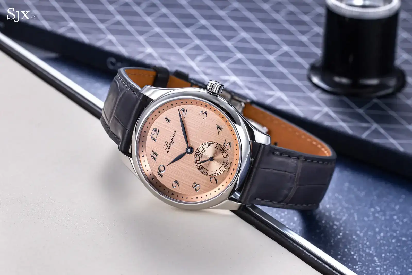s-Master-Collection-Small-Seconds-salmon-lifestyle.webp