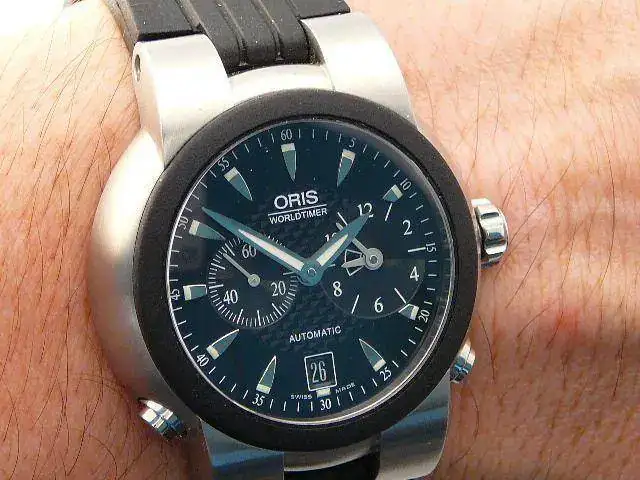 s-xxl-worldtimers-finicky-date-wheel-oris-close-up.webp