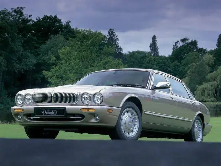 S1-route-de-nuit-pourquoi-un-daimler-allemand-et-un-daimler-anglais-715409.webp