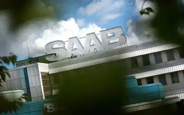 saab-trollhatten-factory-sign-in-trees.webp