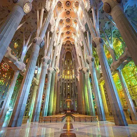 sagrada-familia-interior.webp