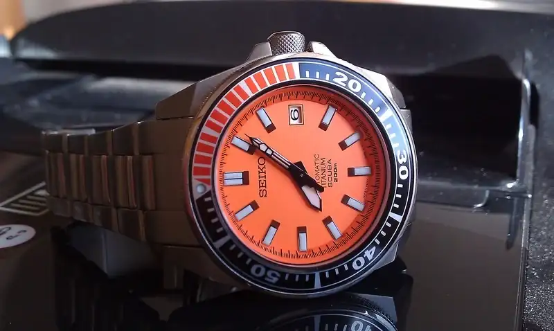 Samu-Orange-Titanium-03.webp