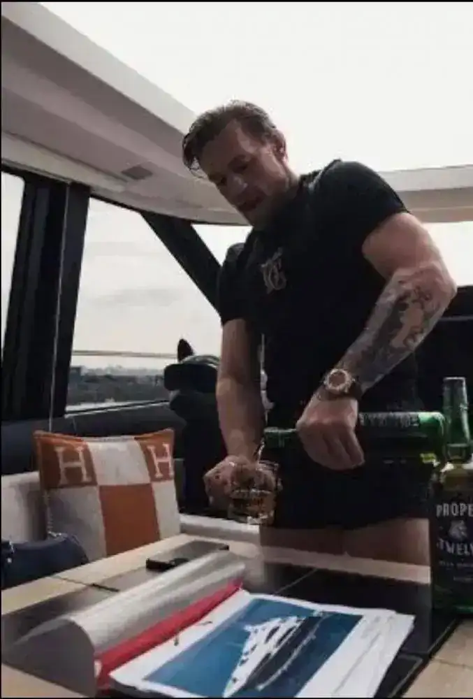 Gant De Boxe Signé Conor McGregor - Dédicace Authentique - Présentation Dôme