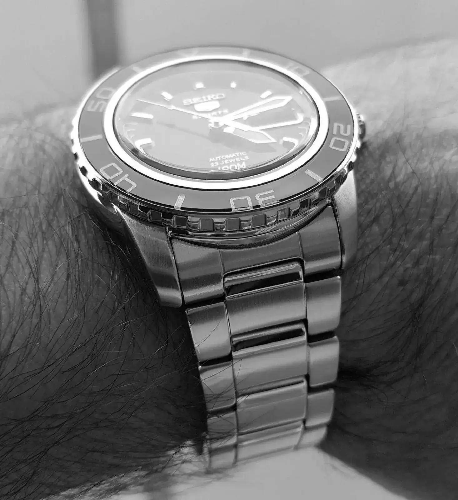 Seiko 5 SNZH53 Cal. 7S36 100M (ByN).webp