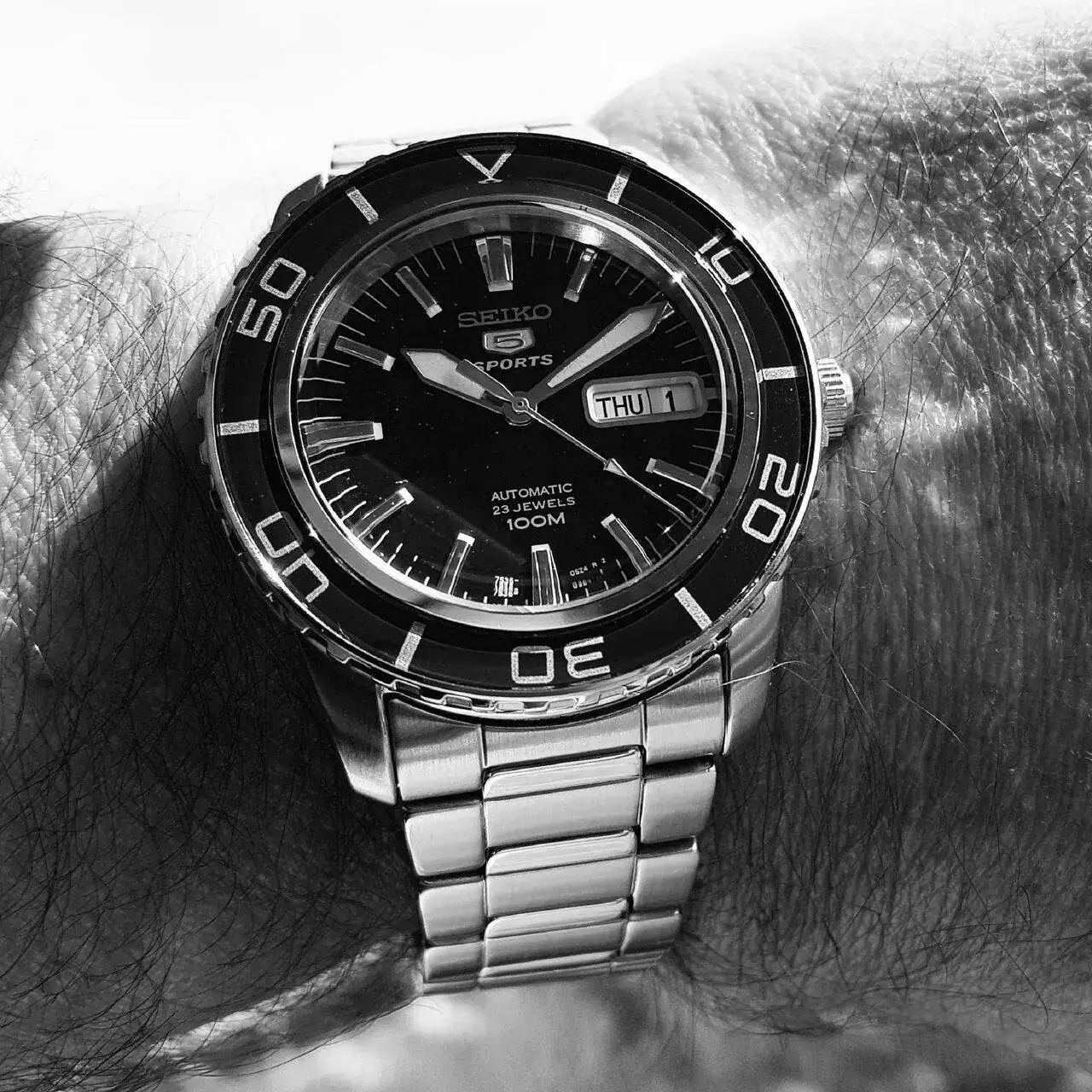 Seiko 5 SNZH53 Cal. 7S36 100M (ByN).webp