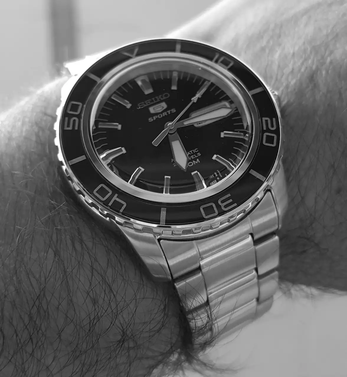 Seiko-5-SNZH53-Cal.-7S36-100M-ConvertImage.webp