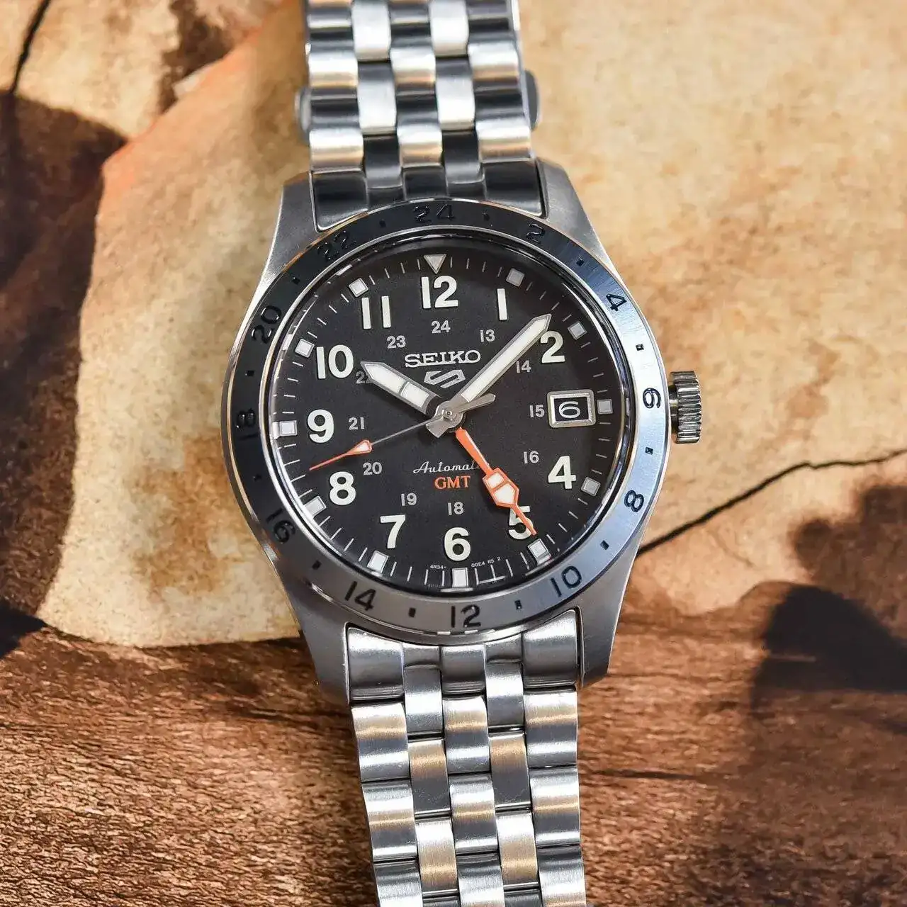 Seiko-5-Sports-Field-GMT-SSK023-SSK025-Calibre-4R34-hands-on-first-look-9.webp