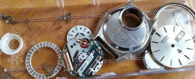 Seiko-7040-desmontado.webp
