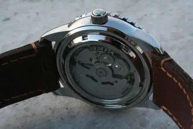 seiko azul trasera.webp