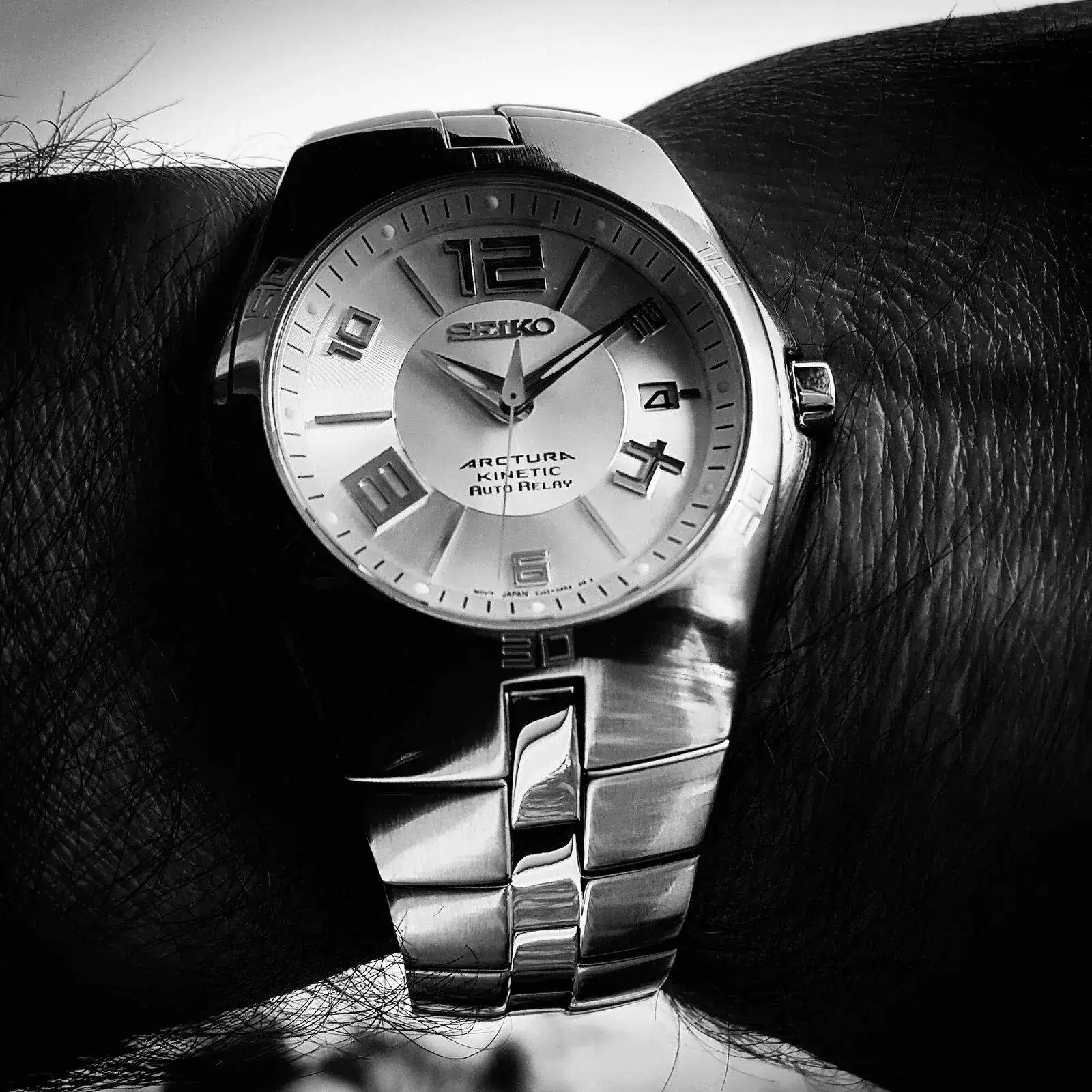 Seiko Kinetic Arctura SNG041P1 (B&W) (2).webp