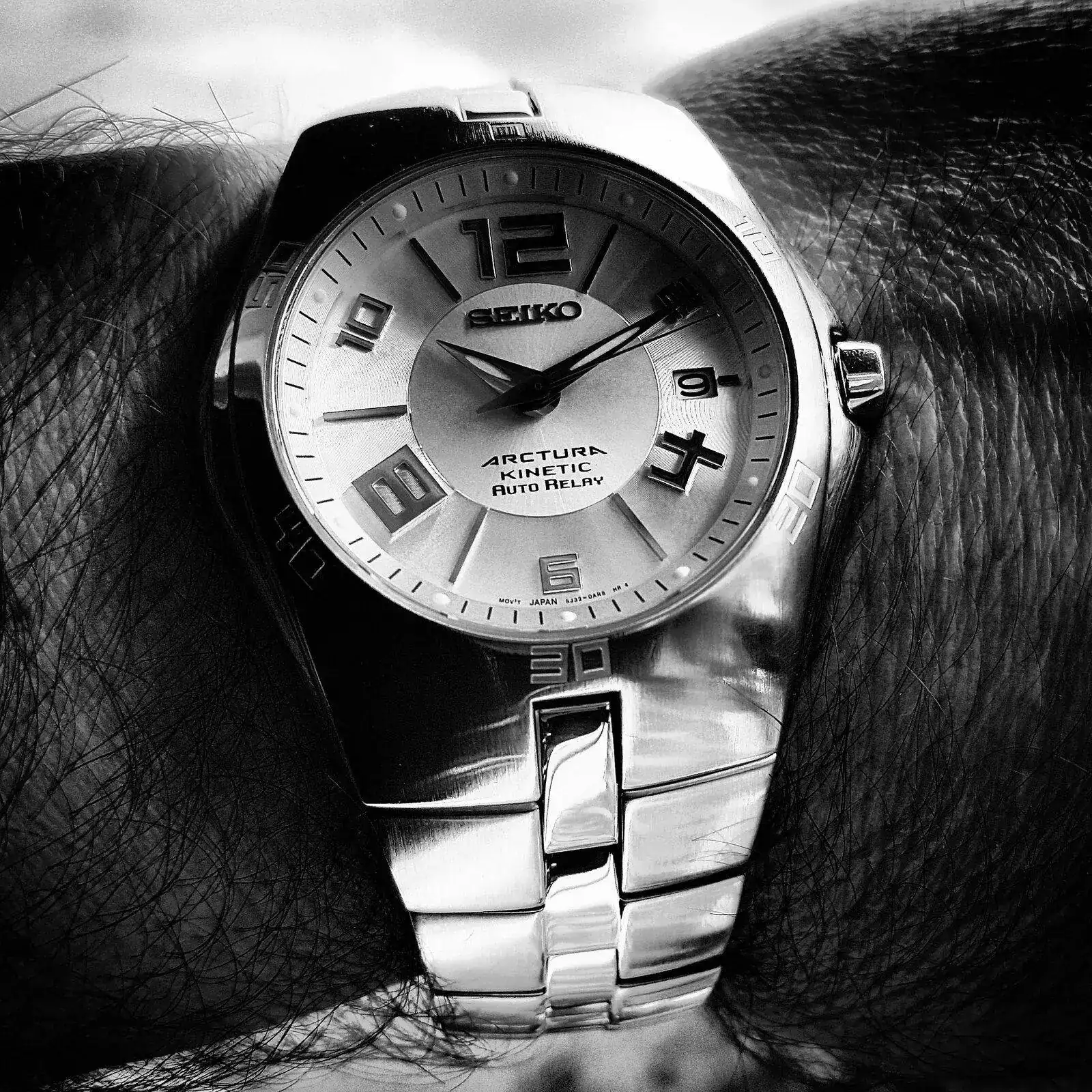 Seiko Kinetic Arctura SNG041P1 (B&W).webp