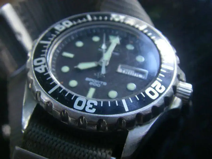 seiko kinetic sports 200 b.webp