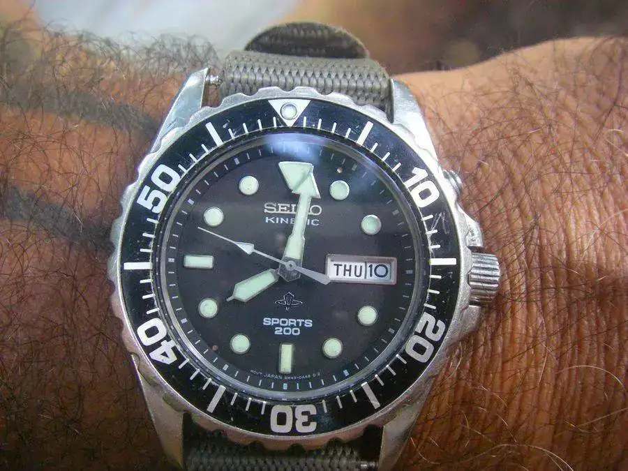 seiko kinetic sports 200 h.webp