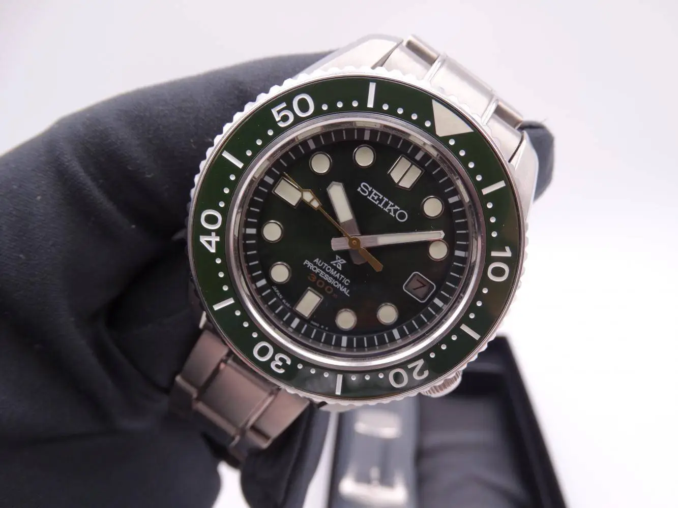 seiko marinemaster 300m green limited edition 7647.webp