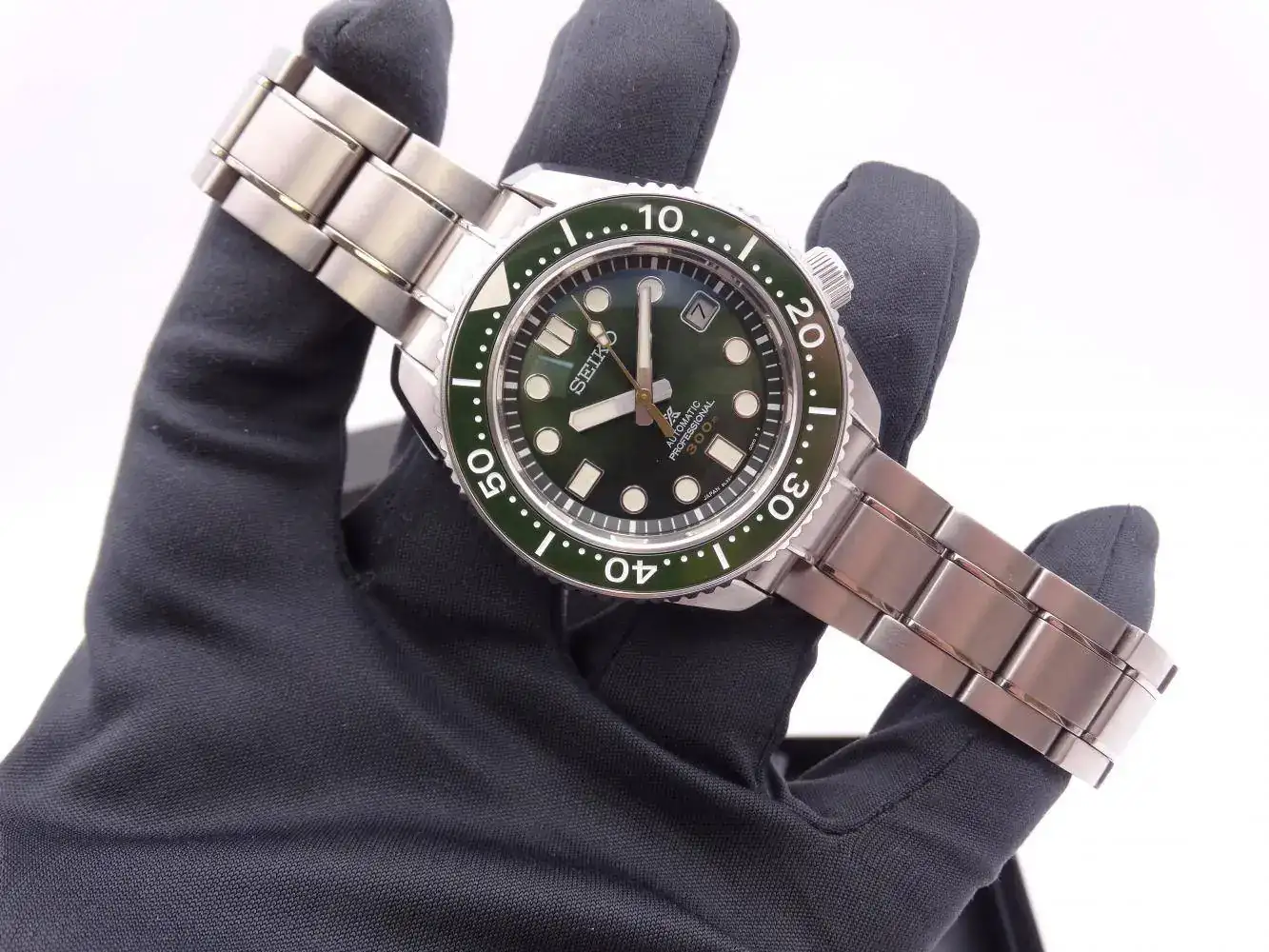 seiko marinemaster 300m green limited edition 7660.webp