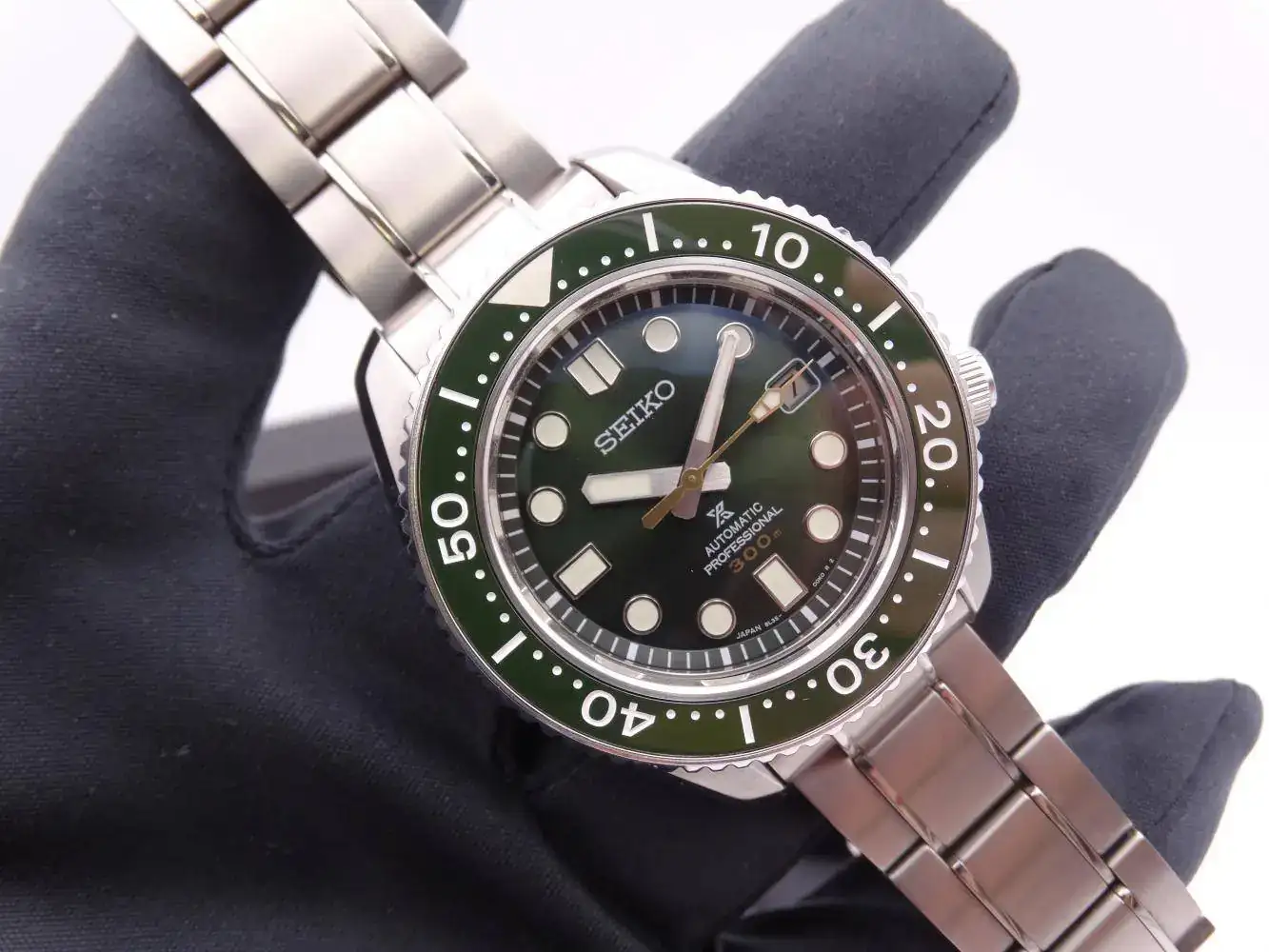 seiko marinemaster 300m green limited edition 7663.webp