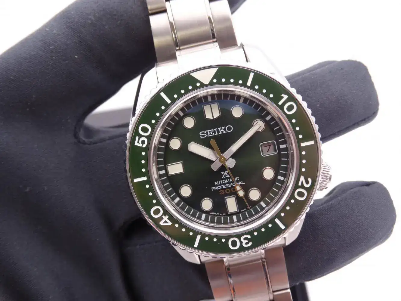 seiko marinemaster 300m green limited edition 7667.webp
