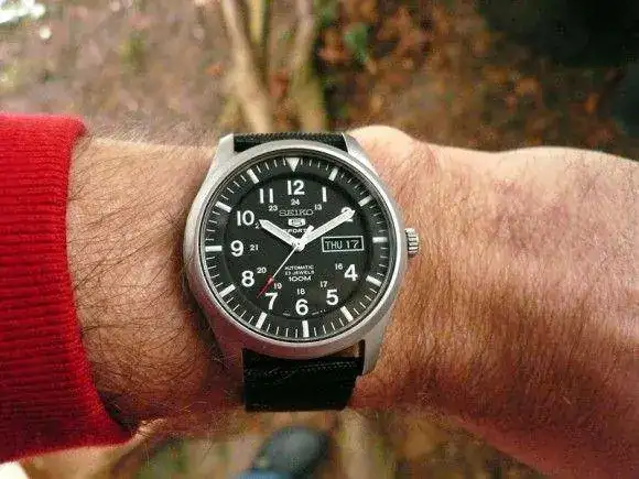 Seiko-Mens-SNZG15-Seiko-5-Automatic-Review-580x435.webp