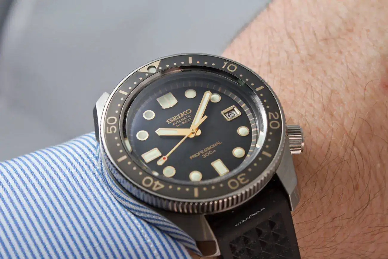 Seiko-Prospex-Diver-300m-Hi-Beat-SLA025-6-Horas-y-MInutos-1300x867.webp