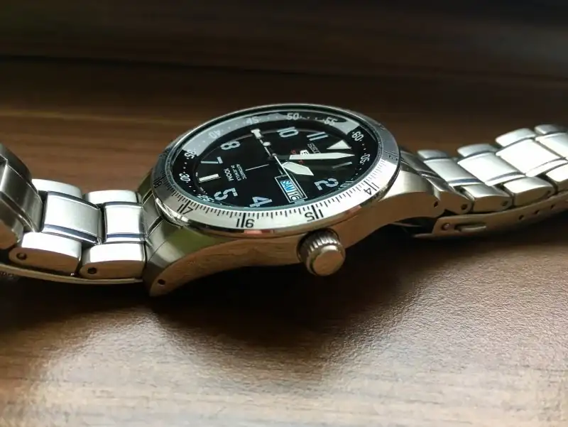 Seiko-SRP513-con-su-armis-de-acero-original-01.webp