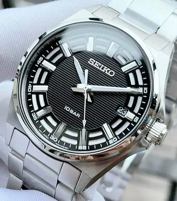 seiko-SUR505P1-de-cuarzo-negro-blanco-acero-mano.webp