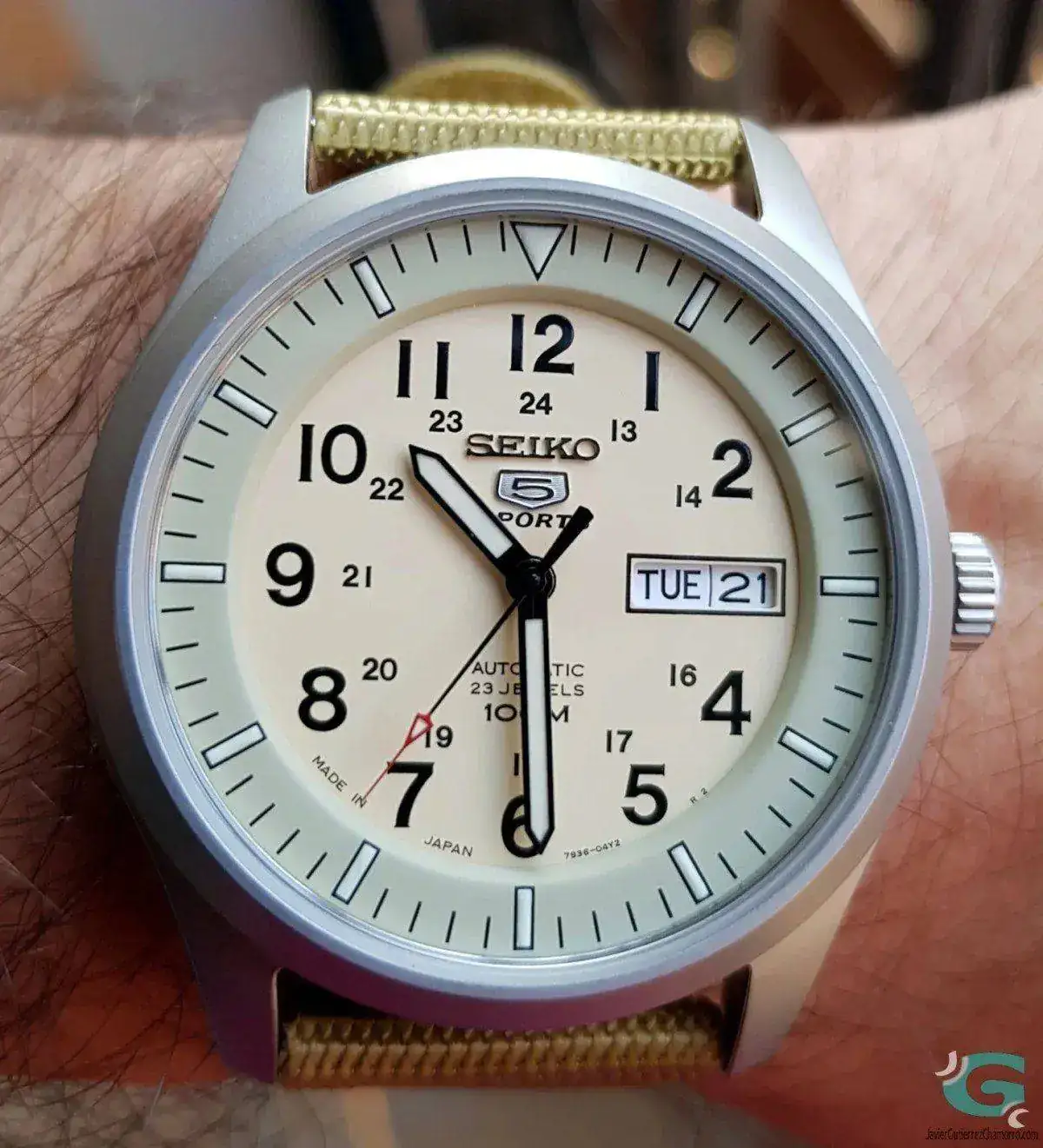 seiko_5_desert_military_muneca.webp