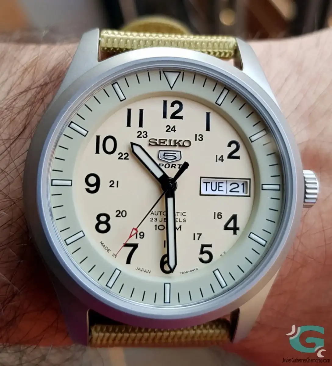 seiko_5_desert_military_muneca.webp