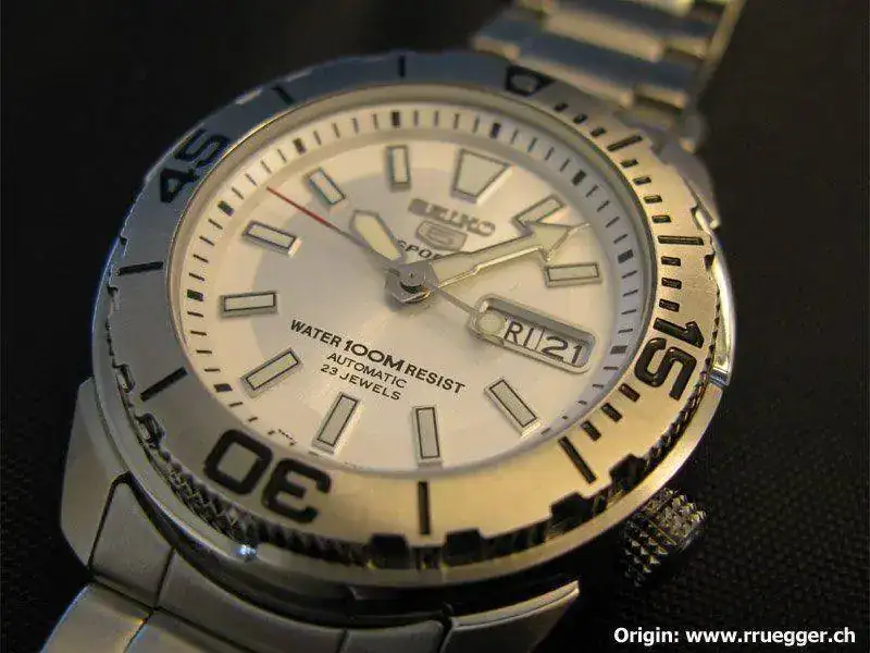 seiko_5_sports_SNZE91K_silver_dial.webp