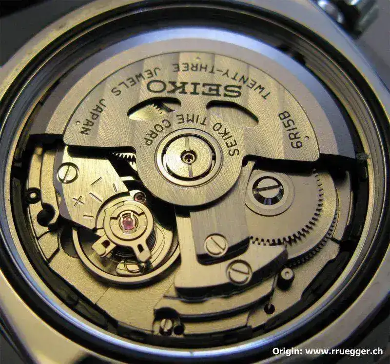 seiko_prospex_scuba_200_6R15B_closeup.webp