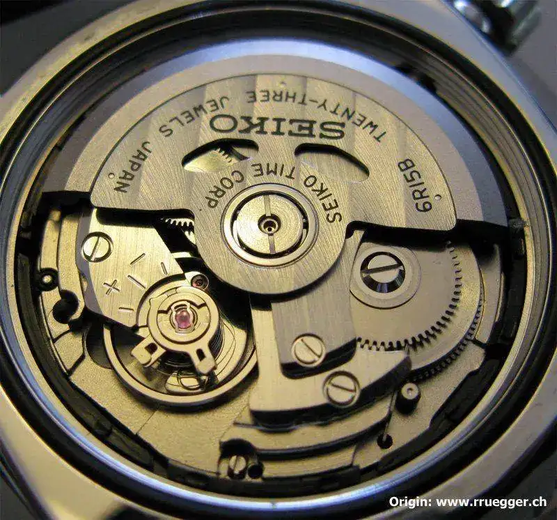 seiko_prospex_scuba_200_6R15B_closeup.webp