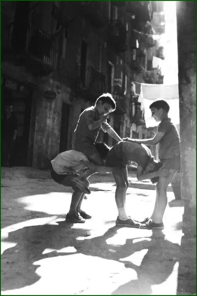 sestao1639-nic3b1os-jugando-en-una-calle-de-sestao.webp