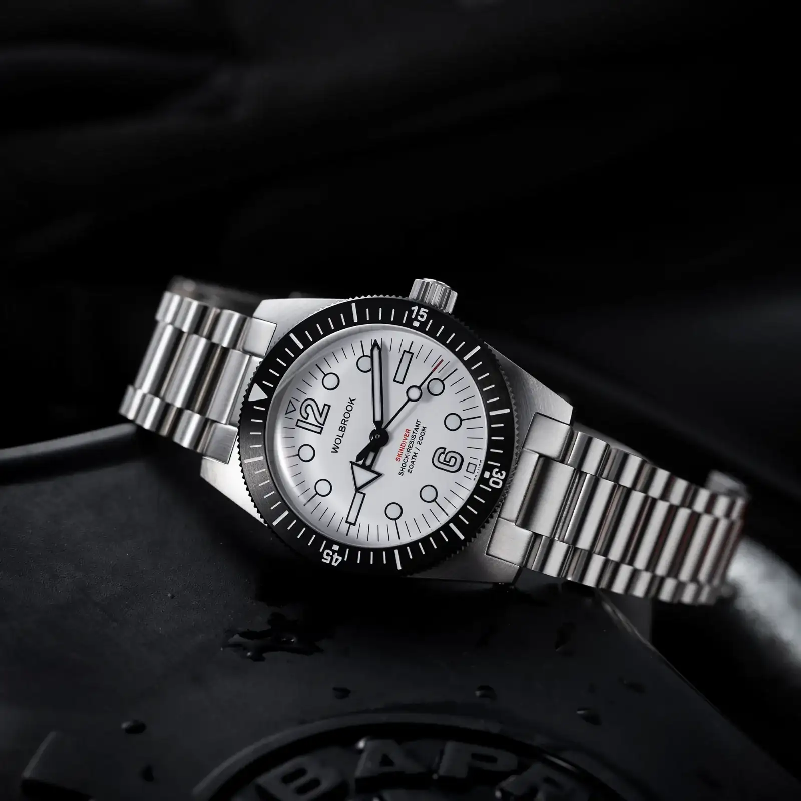 skindiver-automatic-38mm-jumbo-white-dial-bgw9-lum-3-link-bracelet-26-SA38J-002-RB1-3LK-STL-LE1.webp