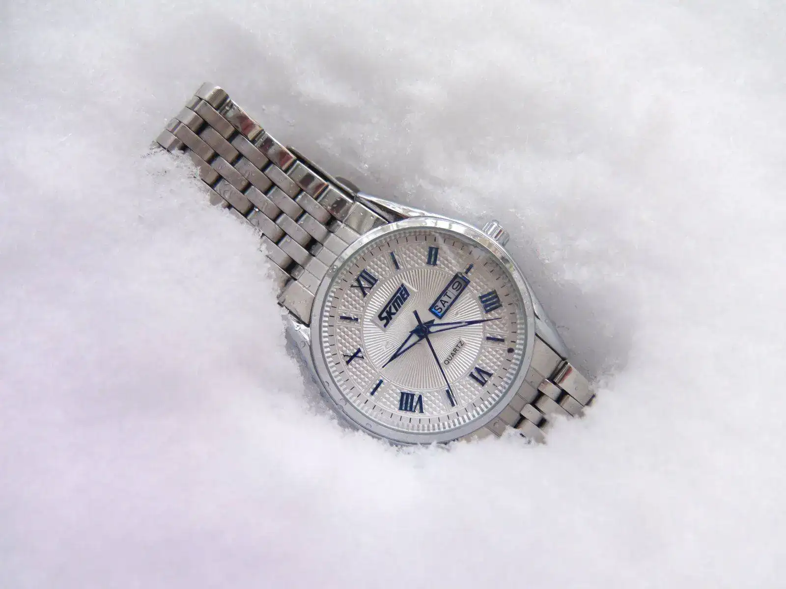Skmei en la nieve.webp