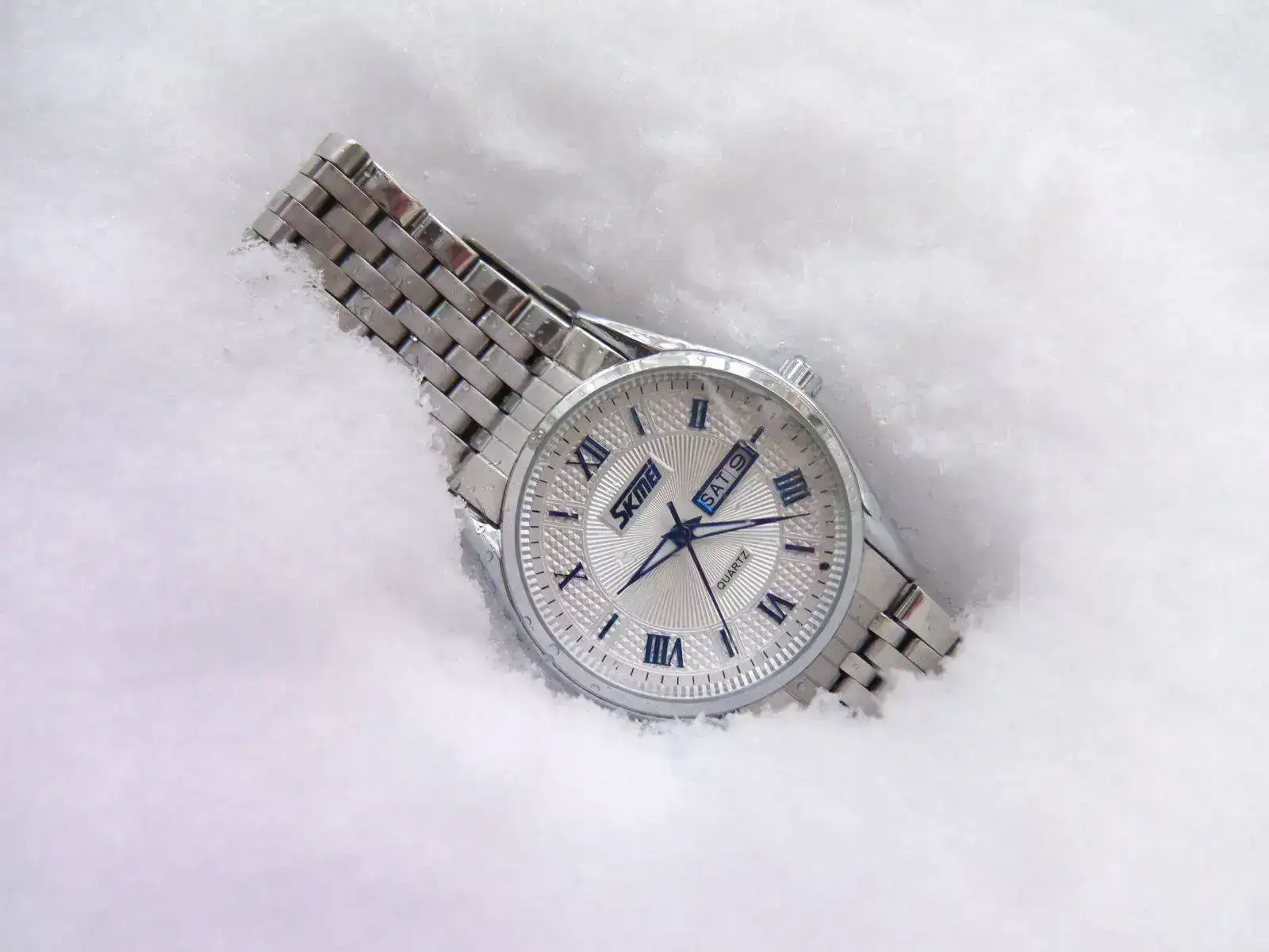 Skmei en la nieve.webp
