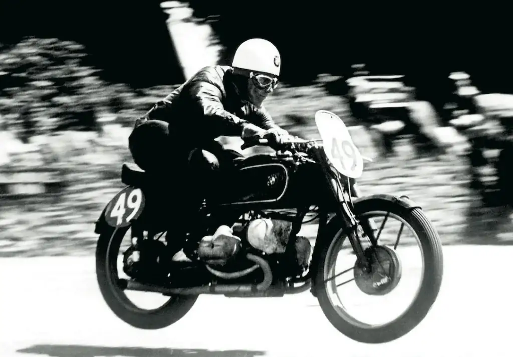 Smallbmw-motorcycle-TT-racing-history-4-1024x714.webp
