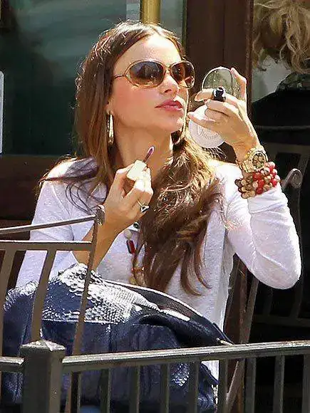 Sofia-Vergara-with-golden-Rolex-Daytona_1.webp