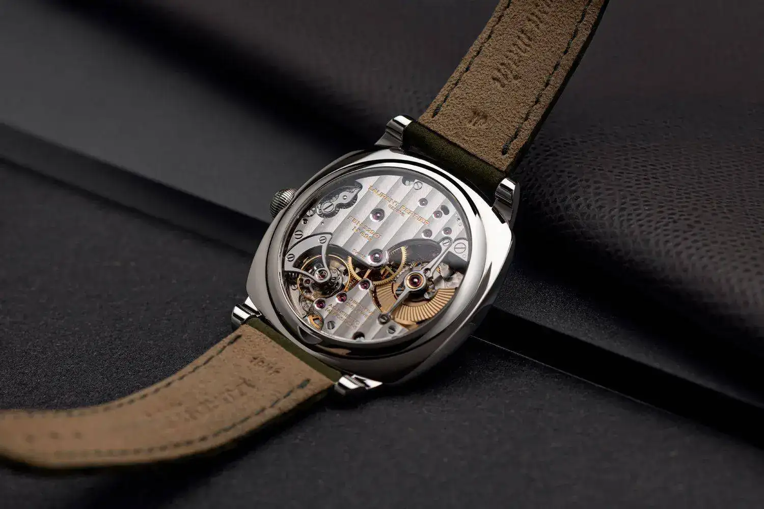 SQUARE MR RETRO - STAINLESS STEEL - LIFESTYLE BACK - Web.jpg