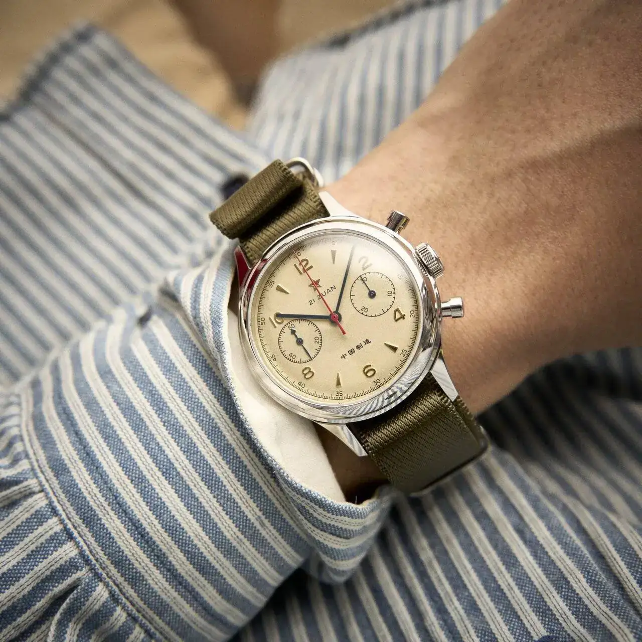 Square_Wrist_38mm-Sapphire-Gooseneck-Cream_129.webp