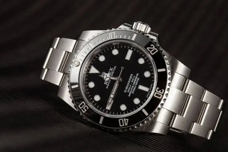 Steel-Submariner-No-Date2.webp