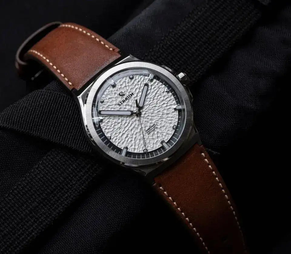 Straum opphav--white-lifestyle.webp