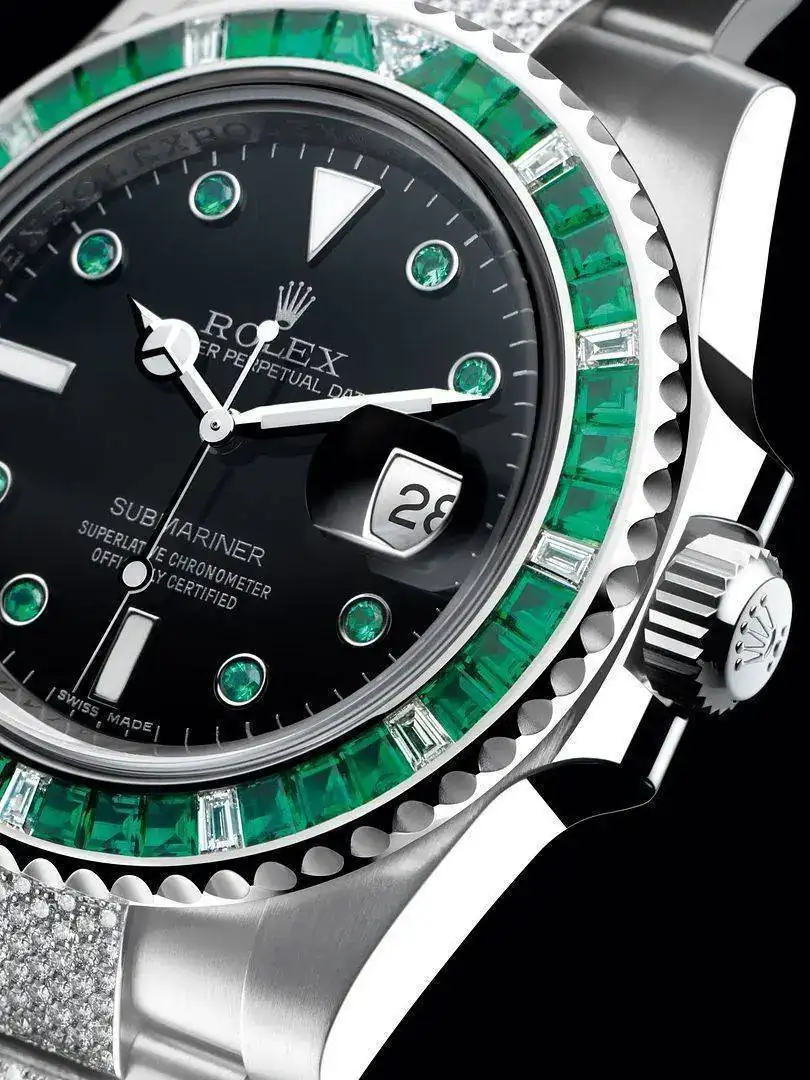 Submariner-Emerald_Black-dial_4.webp