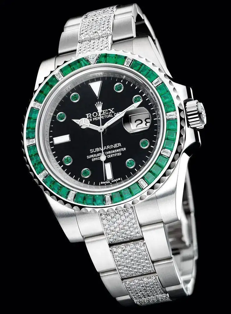 Submariner-Emerald_Black-dial_5.webp