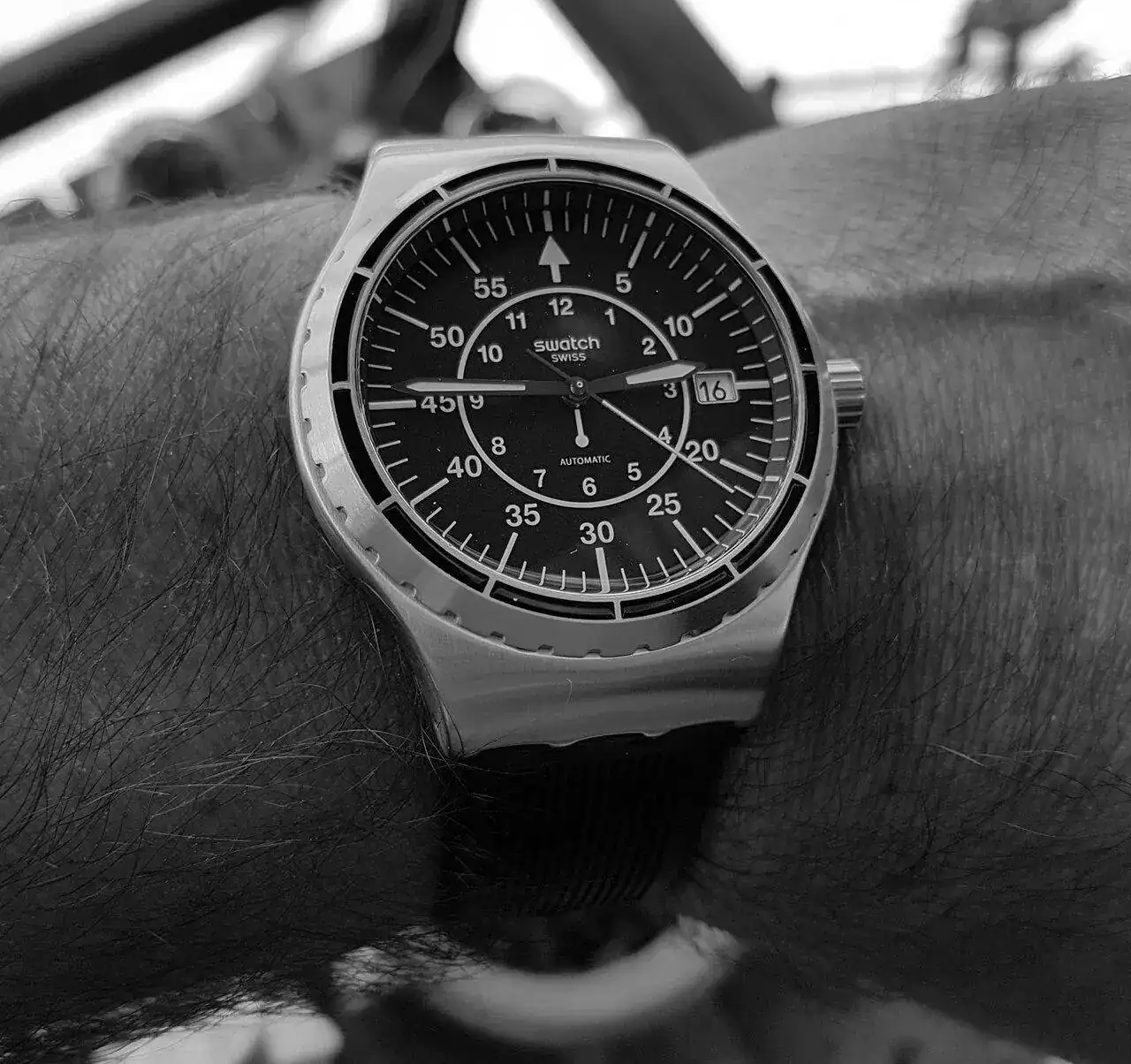 Swatch Sistem51 Irony Sistem Arrow  (ByN).webp